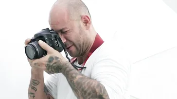 Das Model öffnet ihren Arsch, damit der Fotograf sie ficken kann