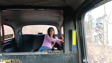 Was für eine heiße Frau ist das, wie sie dem Taxifahrer einen bläst...