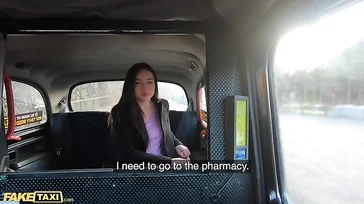 Was für eine heiße Frau ist das, wie sie dem Taxifahrer einen bläst...