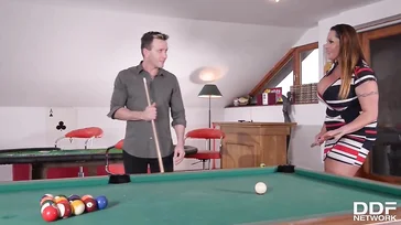 Er kann nicht aufhören, ihre großen Titten anzustarren, normaler Mann ...