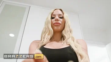 Olivia Austin chupando una buena polla dentro del coche..