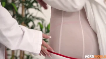 Blondie Fesser und Briana Bounce in einer heißen Lesbenszene.