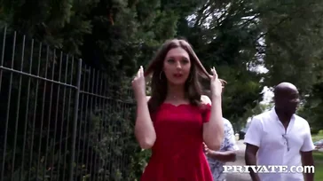 Isabella Della trifft sich mit drei schwarzen Typen, die sie ficken.