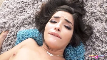 El culo de Emily Willis se abre con semejante polla gorda..