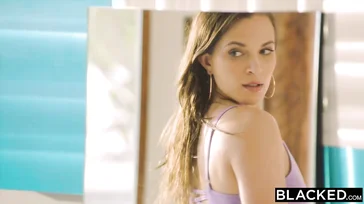 La belle Lily Love baise deux amis noirs.