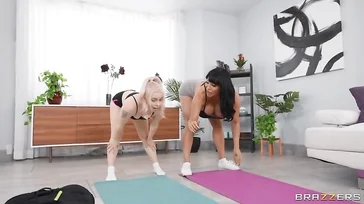 Sie lassen das Yoga ausfallen, die Schlampen wollen sich gegenseitig die Muschi lecken...