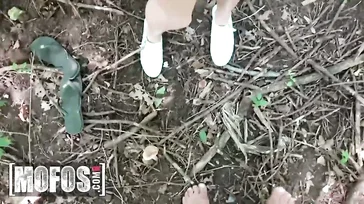 La coppia si eccita e scopa duramente nella foresta.