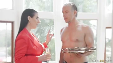 Angela White genießt es, mit vier Männern zu ficken