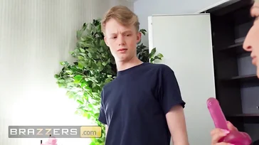 Er hat gerade seine Stiefmutter dabei erwischt, wie sie sich selbst fingerte.