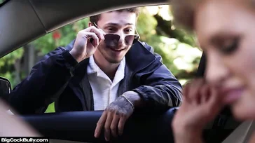 Er ist ein Freund ihres Sohnes, aber sie wird ihn trotzdem ficken.