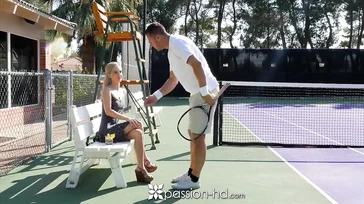 Es erregt sie, ihm beim Tennisspielen zuzusehen, und sie fickt ihn schließlich.