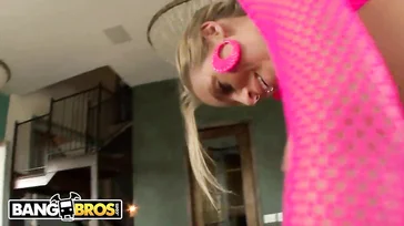 Tremenda foda com a deusa loira Nicole Aniston
