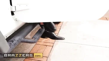 Primeiro eles lavam o carro dele e depois fodem esse cliente.