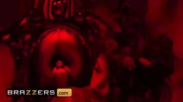 Small Hands fode a morena Gina Valentina com muita força