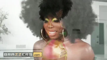 Une fille noire très excitée, elle est la star du porno Ebony Mystique