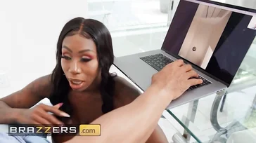 Ebony Mystique lässt ihren Mann nicht einmal zu Hause arbeiten, was für eine Schlampe ...