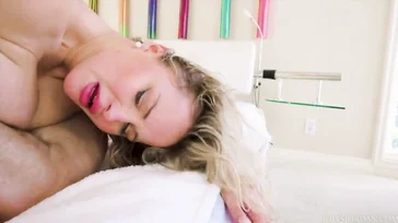 Dos pollas a la vez para la culona rubia de Katalina Kyle