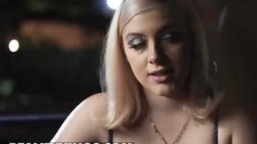 Das schwarze Mädchen und die Blondine essen am Ende alles auf.