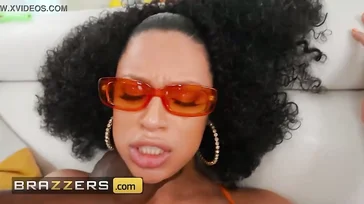 Trio pornô com as safadas Keira Croft e Diamond Banks