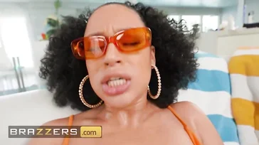 Trio pornô com as safadas Keira Croft e Diamond Banks
