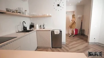 Il padrone di casa riscuote l'affitto dalla bionda tramite sesso.