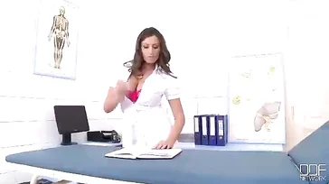 Infermiera prosperosa che scopa duramente con questo dottore..