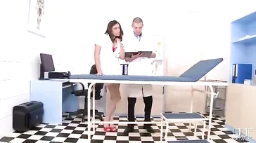 Infermiera prosperosa che scopa duramente con questo dottore..