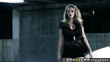 Kagney Linn Karter fodeu no capô do carro.