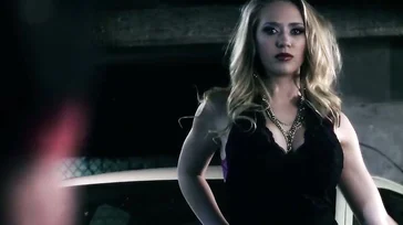 Kagney Linn Karter fodeu no capô do carro.