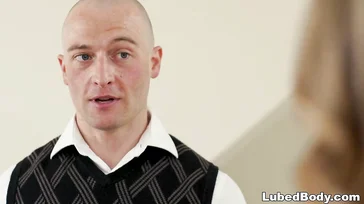 Er zieht sich nackt aus, um ihr eine Massage zu geben, er wird geil.