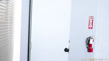 Peta Jensen zeigt dem Sicherheitsbeamten ihre riesigen Titten.