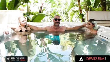 De vacaciones y follando con dos mujeres en el jacuzzi..