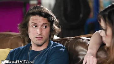 Alison Rey finisce per fare un pompino a questo ragazzo.