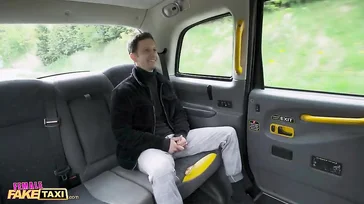 Wenn du kein Geld hast, um das Taxi zu bezahlen, musst du mich ficken, Junge.