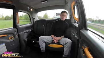 Wenn du kein Geld hast, um das Taxi zu bezahlen, musst du mich ficken, Junge.
