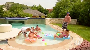 Eine grandiose Orgie, die sie mit diesen Schlampen im Pool veranstalten.