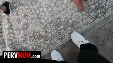 Quando mia moglie fa yoga, il mio cazzo diventa davvero duro.