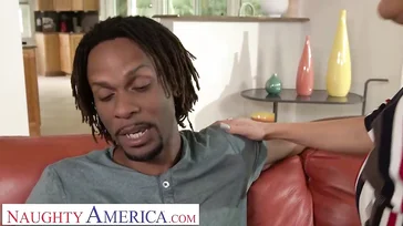Richelle Ryan convence o homem negro a comprar sua casa.