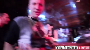 Fodendo a vagabunda do bar, ótima foda no banheiro!