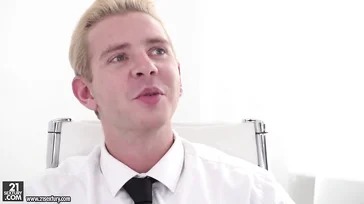 Ally Breelsen möchte beide Chefs bei Laune halten.