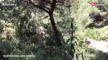 Nous sommes seuls dans les bois et ma fille devient excitée.