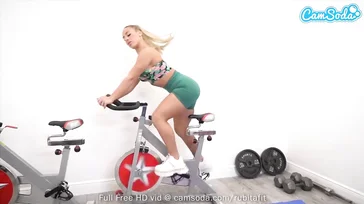 Der Personal Trainer kann nicht widerstehen... Er fickt sie richtig gut!