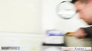 Der Chef verführt diese attraktive und saubere Praktikantin immer wieder.