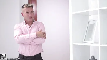 Oh! Der Chef erwischt sie dabei, wie sie halbnackte Selfies macht.