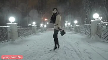 Jeny Smith se promène nue en ville... Et il neige !