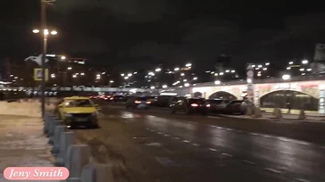 Jeny Smith se promène nue en ville... Et il neige !