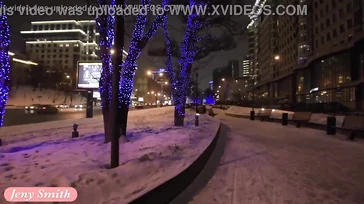 Jeny Smith se promène nue en ville... Et il neige !