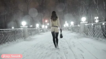 Jeny Smith se promène nue en ville... Et il neige !