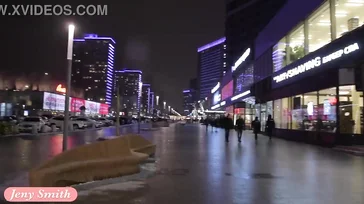 Jeny Smith se promène nue en ville... Et il neige !