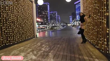 Jeny Smith se promène nue en ville... Et il neige !